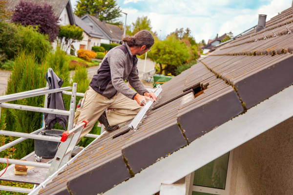 Artisan couvreur travaillant sur une toiture à Noisy‑le‑Sec
